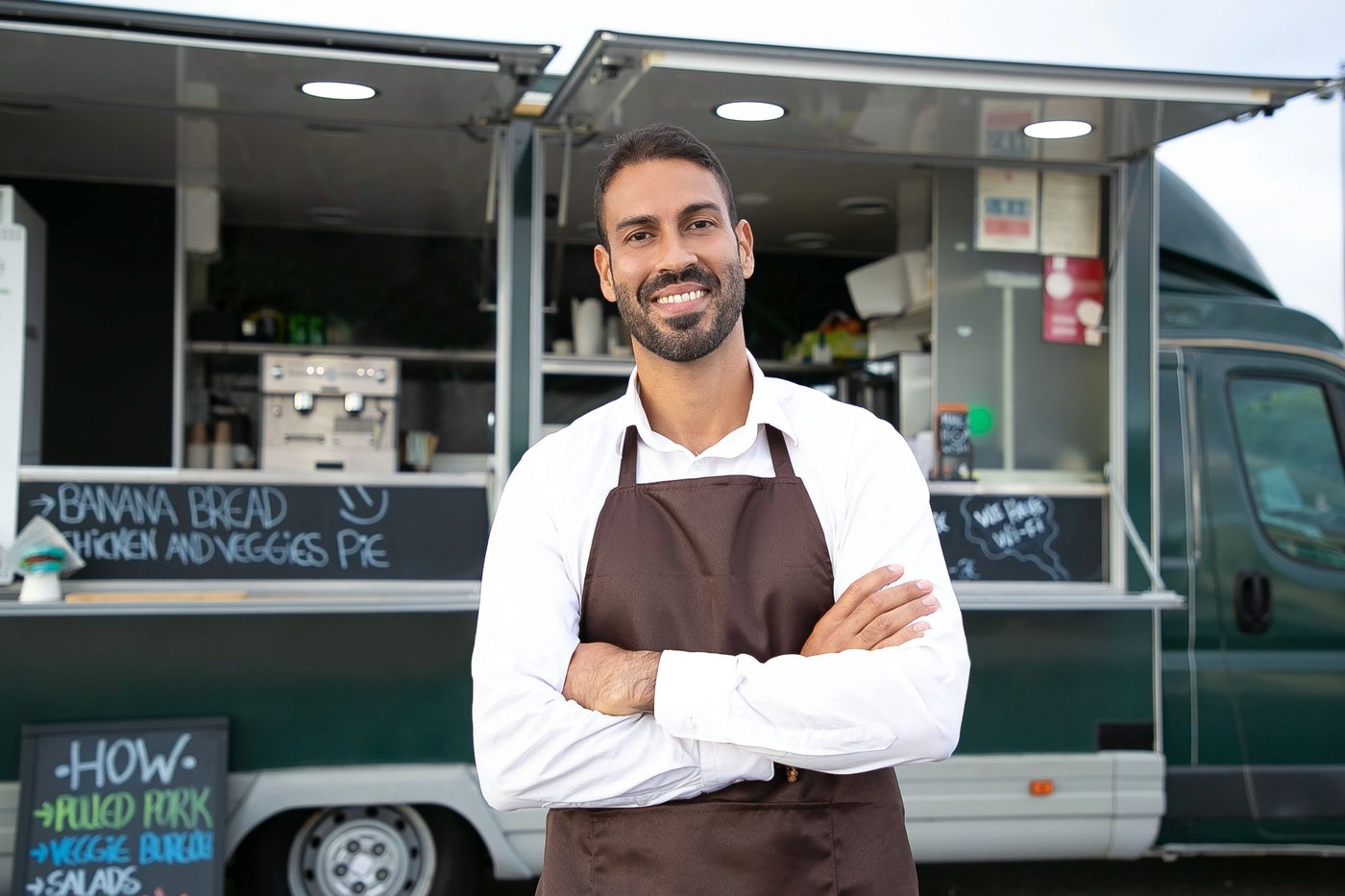 Dueño de un food truck frente a su negocio