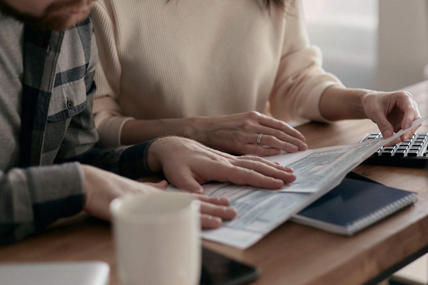 Dos personas revisando un formulario sobre la mesa