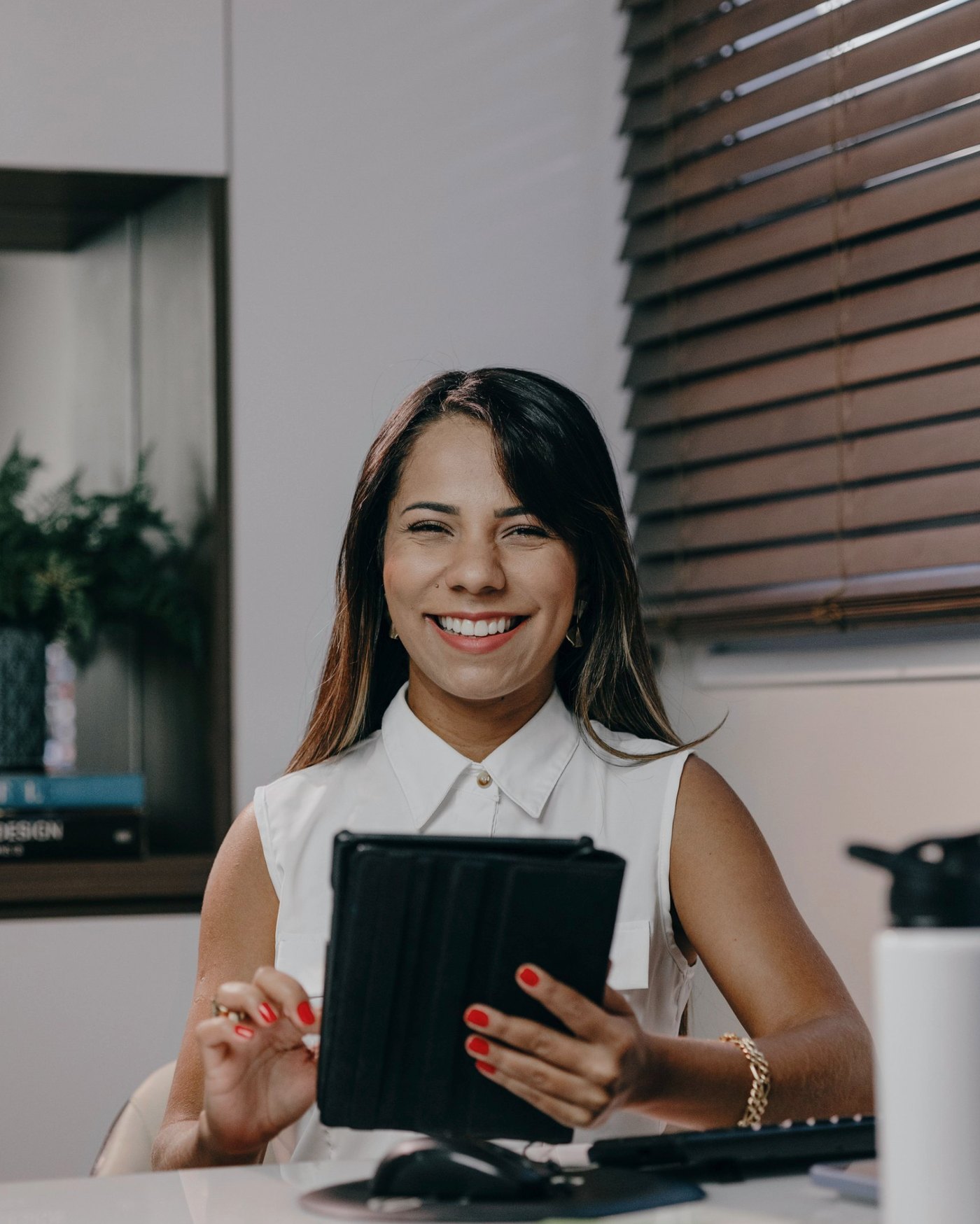 Asesora sonriente revisando opciones en su tablet